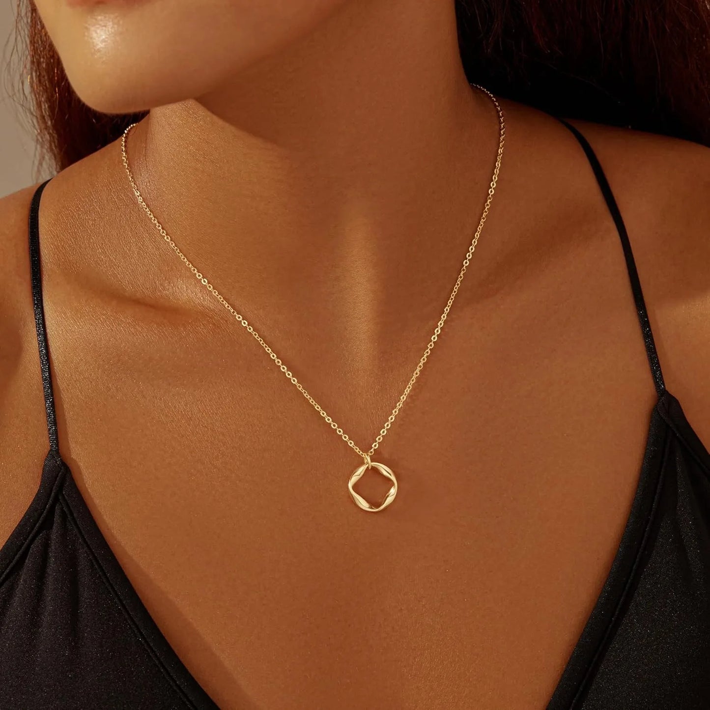 Colar Dourado Feminino 3 Camadas – Pingente Circular e Corrente Paperclip