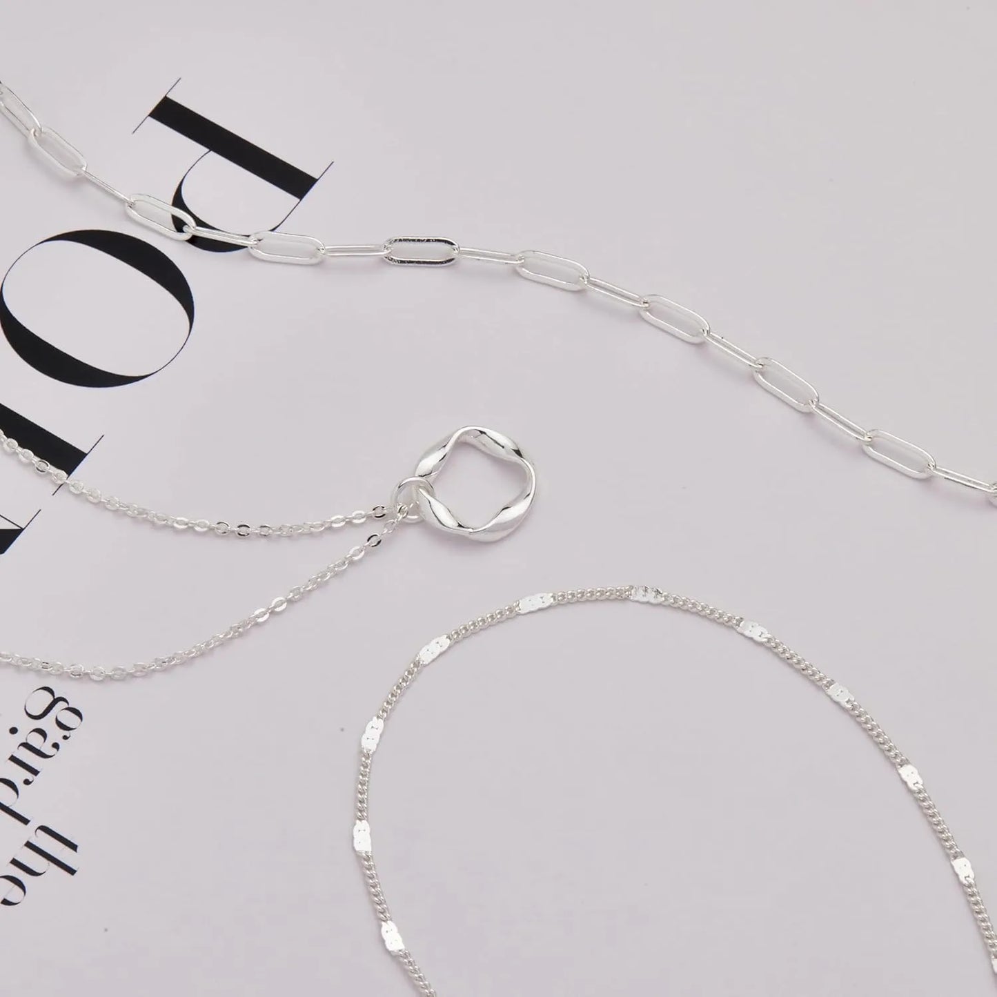 Colar Dourado Feminino 3 Camadas – Pingente Circular e Corrente Paperclip