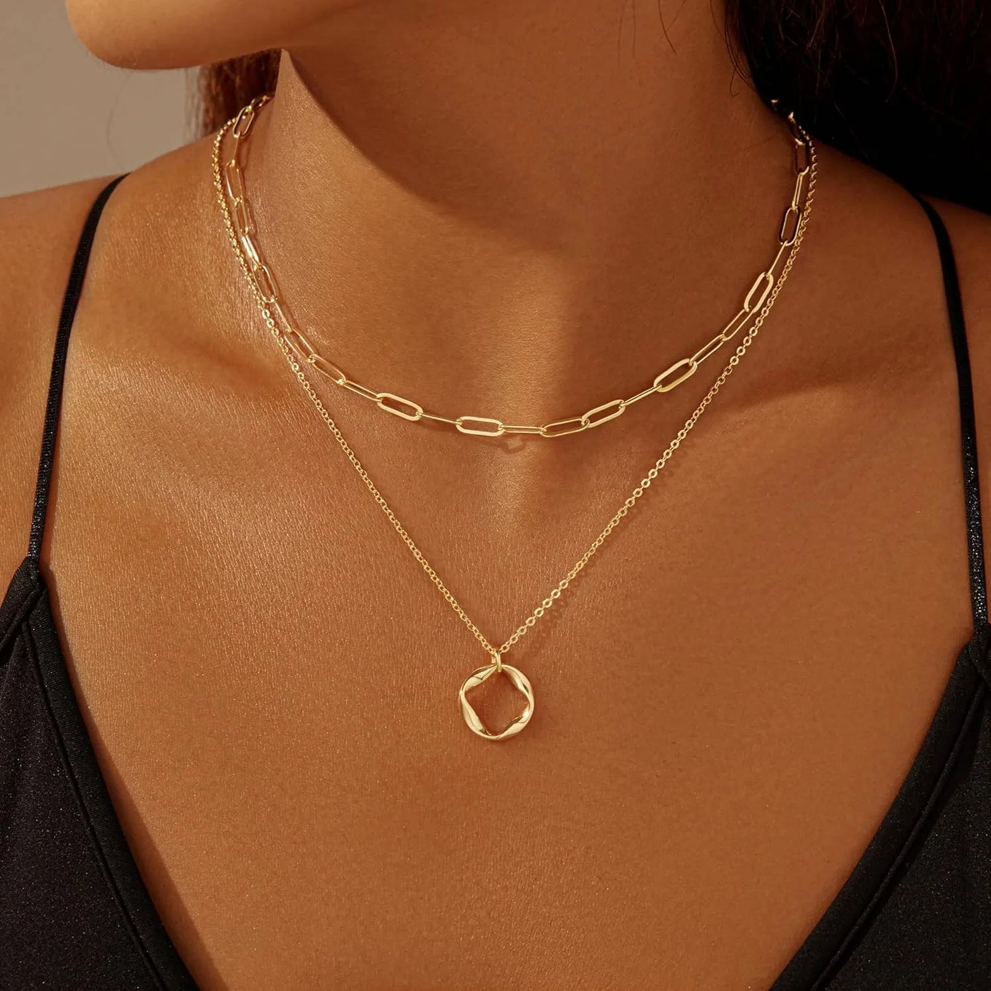 Colar Dourado Feminino 3 Camadas – Pingente Circular e Corrente Paperclip
