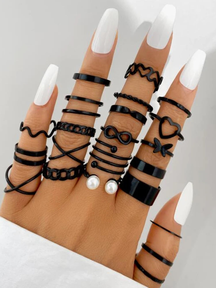 Kit 28 Anéis Dourados Vintage – Corações & Formas Geométricas Boho Chic