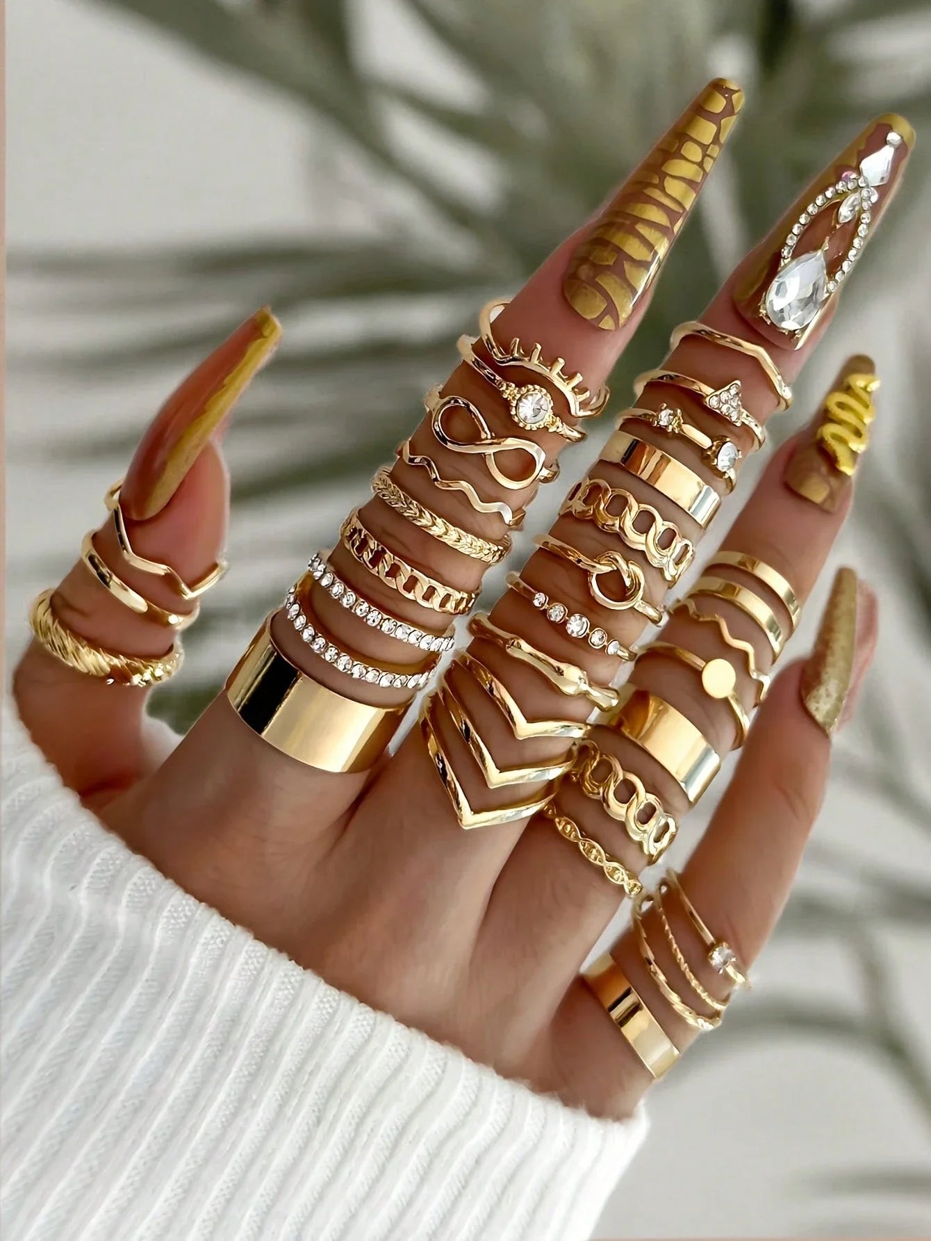 Kit 28 Anéis Dourados Vintage – Corações & Formas Geométricas Boho Chic