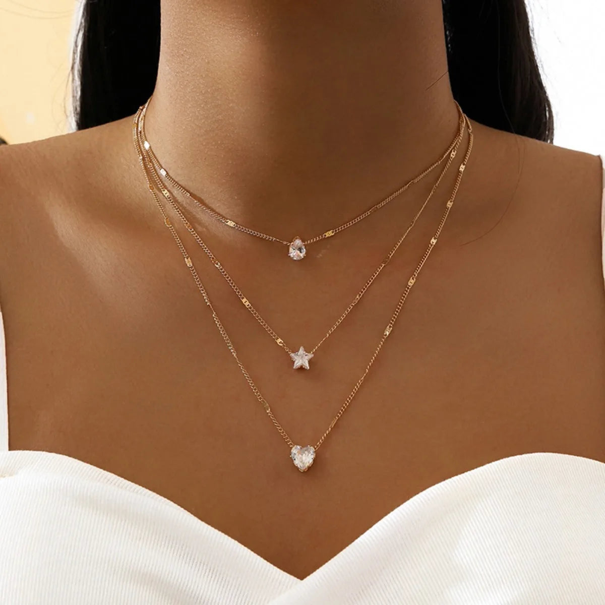 Colar Dourado com Pingentes Estrela, Gota e Coração – Camadas Modernas Femininas