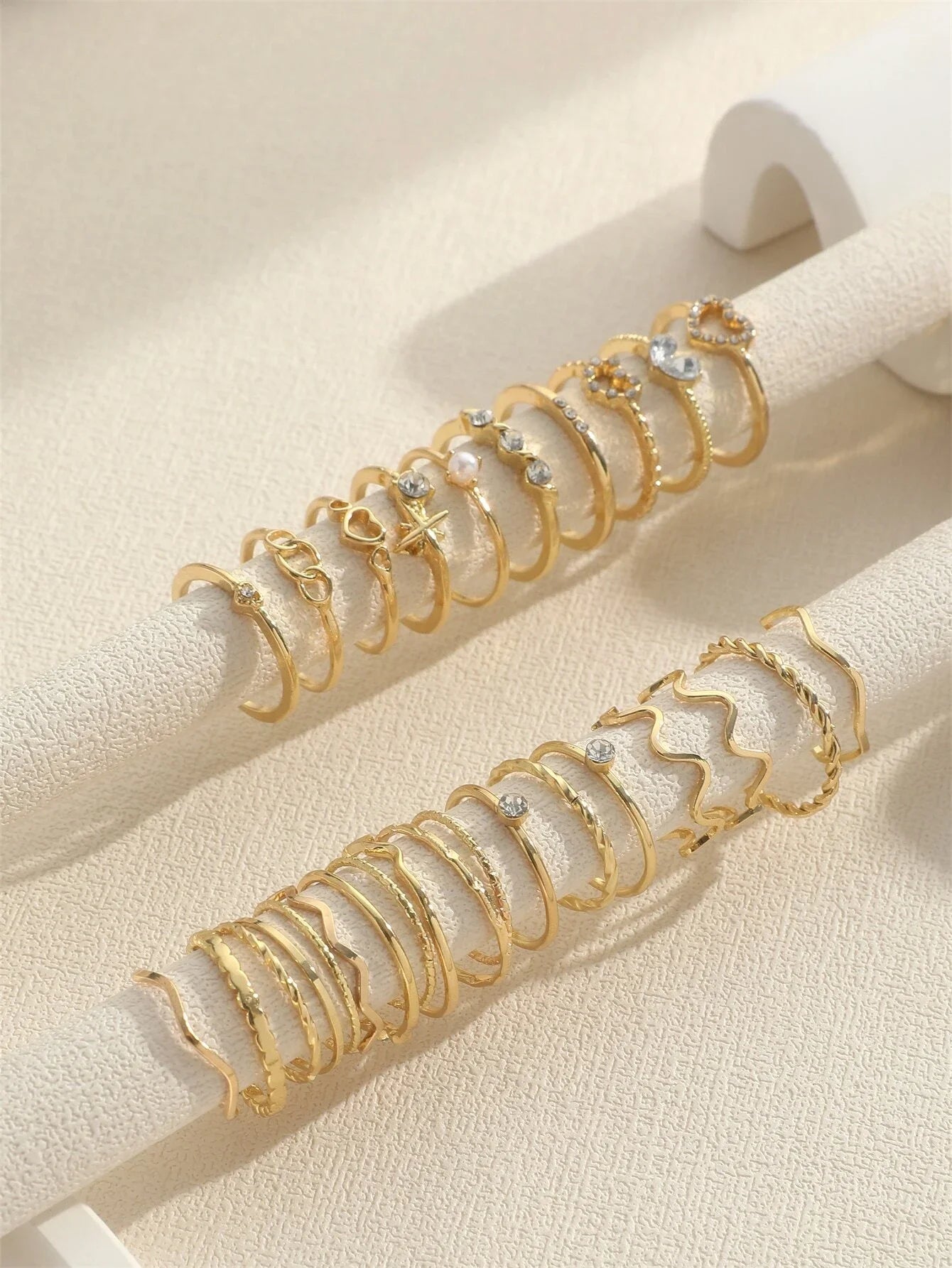 Kit 28 Anéis Dourados Vintage – Corações & Formas Geométricas Boho Chic