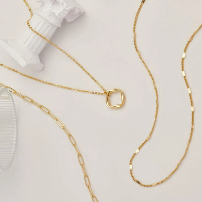 Colar Dourado Feminino 3 Camadas – Pingente Circular e Corrente Paperclip